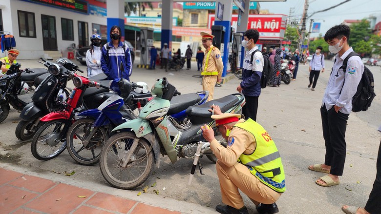 C&ocirc;ng an lập chốt giờ tan học, xử l&yacute; nhiều học sinh vi phạm giao th&ocirc;ng- Ảnh 3.