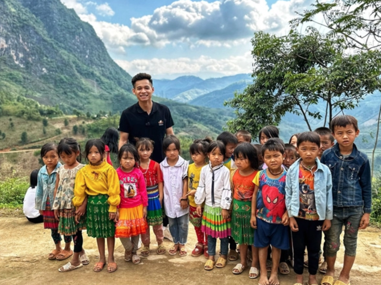 Ngoài kênh Youtube triệu view Ngoài kênh Youtube triệu view