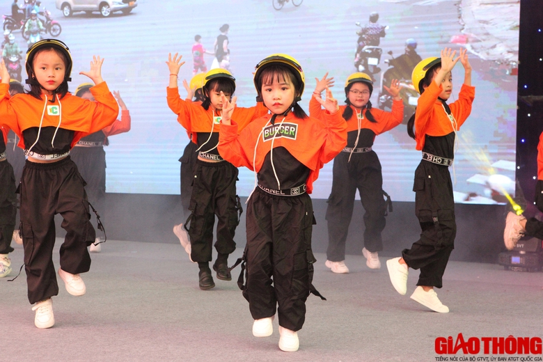 H&agrave;ng trăm học sinh Y&ecirc;n B&aacute;i trải nghiệm tại ng&agrave;y hội ATGT- Ảnh 4.