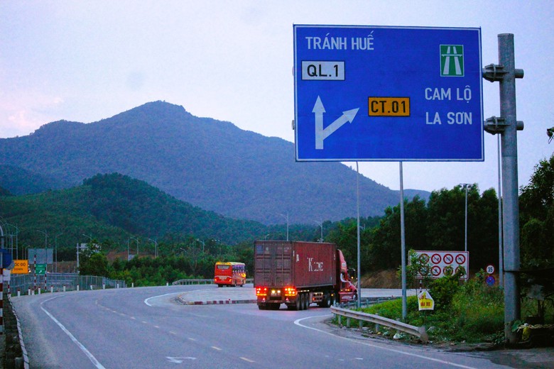 Bao nhi&ecirc;u xe kh&aacute;ch, xe tải nặng sẽ được điều tiết từ cao tốc Cam Lộ - La Sơn sang QL1?- Ảnh 1.