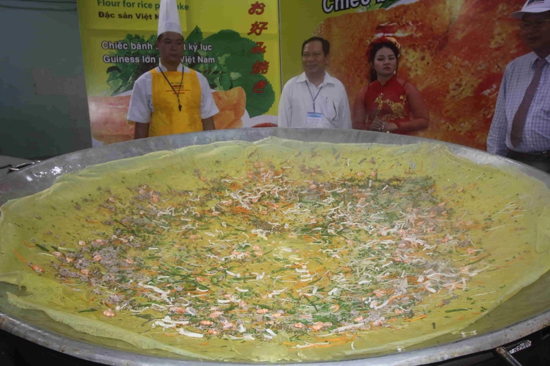 Về Cần Thơ ăn b&aacute;nh x&egrave;o 3 m&eacute;t do 14 đầu bếp l&agrave;m trong lễ hội b&aacute;nh Nam Bộ- Ảnh 1.