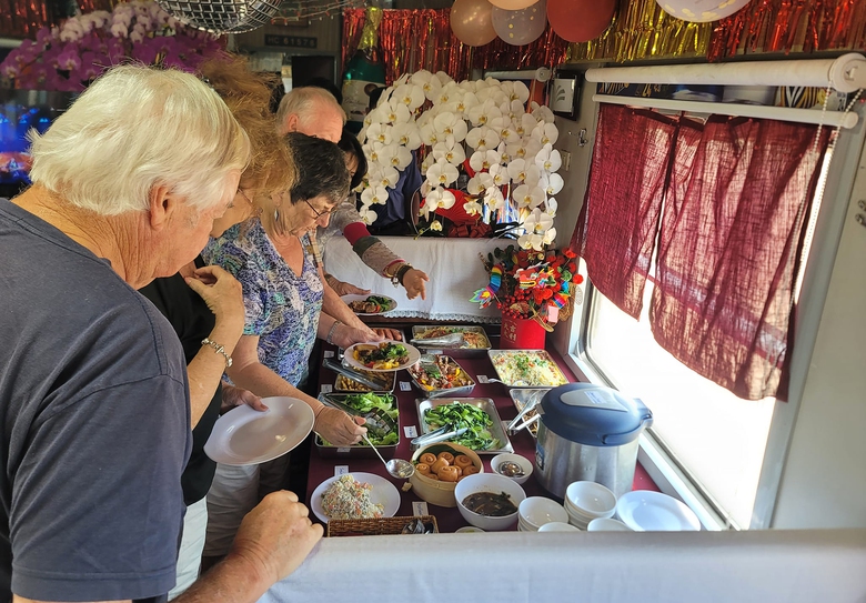 Khách đi tàu hào hứng với dịch vụ chưa từng có- Ảnh 2. Khách đi tàu hào hứng với dịch vụ chưa từng có- Ảnh 2.