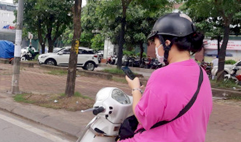 Điều khiển xe m&aacute;y bằng một tay c&oacute; bị phạt?- Ảnh 1.