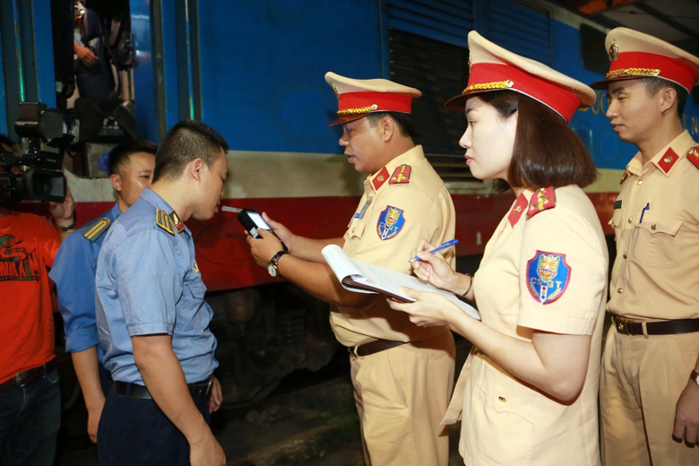 CSGT c&oacute; những nhiệm vụ, quyền hạn g&igrave; ở lĩnh vực đường sắt?- Ảnh 1.