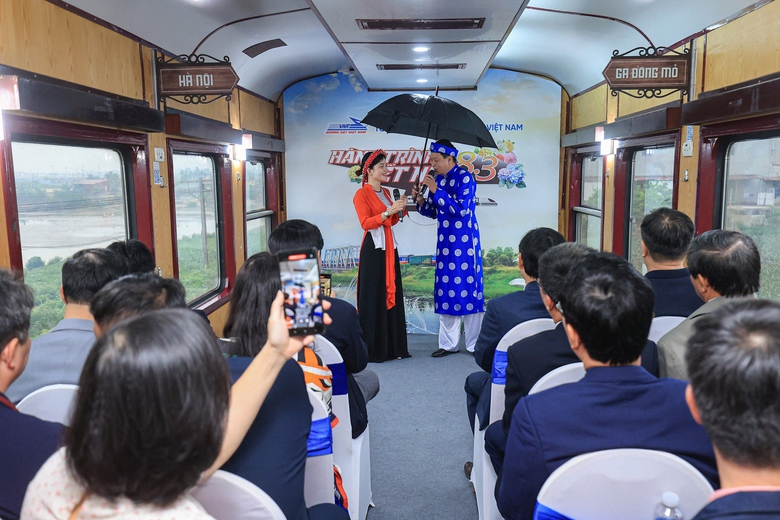 Khách đi tàu hào hứng với dịch vụ chưa từng có- Ảnh 1. Khách đi tàu hào hứng với dịch vụ chưa từng có- Ảnh 1.
