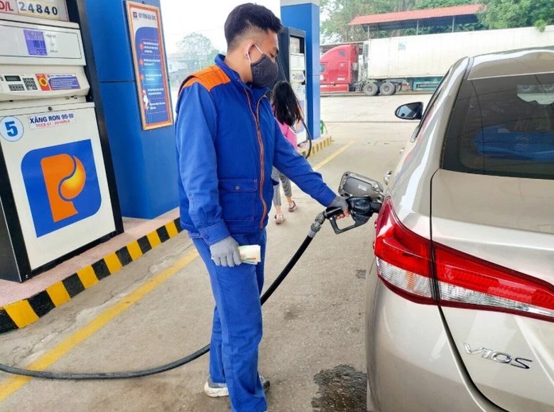 Thấy g&igrave; từ đề xuất doanh nghiệp tự quyết gi&aacute; xăng dầu?- Ảnh 1.