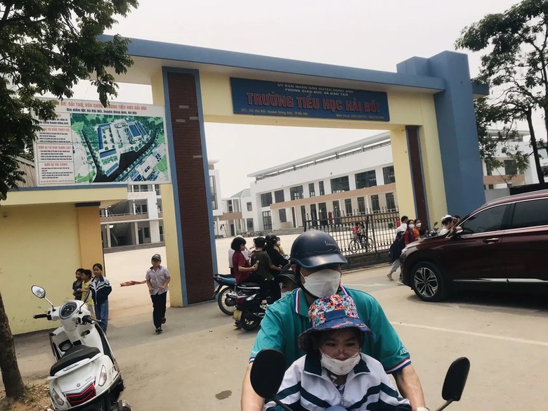 Hà Nội: Nhiều học sinh mẩn ngứa vùng mặt, sưng mắt sau khi trường phun thuốc diệt muỗi- Ảnh 1. Hà Nội: Nhiều học sinh mẩn ngứa vùng mặt, sưng mắt sau khi trường phun thuốc diệt muỗi- Ảnh 1.