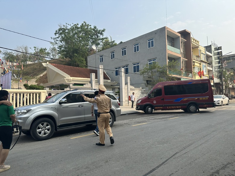 CSGT Điện Bi&ecirc;n căng m&igrave;nh dưới nắng n&oacute;ng ph&acirc;n luồng giao th&ocirc;ng dịp cao điểm- Ảnh 6.