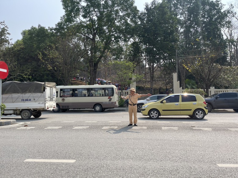 CSGT Điện Bi&ecirc;n căng m&igrave;nh dưới nắng n&oacute;ng ph&acirc;n luồng giao th&ocirc;ng dịp cao điểm- Ảnh 3.