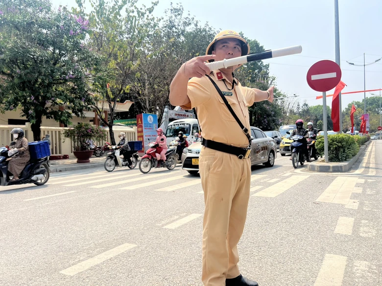 CSGT Điện Bi&ecirc;n căng m&igrave;nh dưới nắng n&oacute;ng ph&acirc;n luồng giao th&ocirc;ng dịp cao điểm- Ảnh 2.