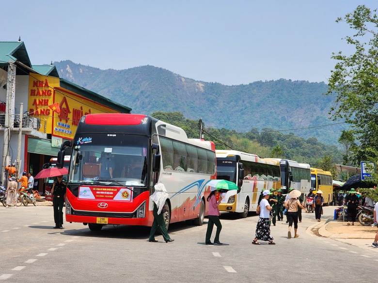 CSGT Điện Bi&ecirc;n căng m&igrave;nh dưới nắng n&oacute;ng ph&acirc;n luồng giao th&ocirc;ng dịp cao điểm- Ảnh 1.