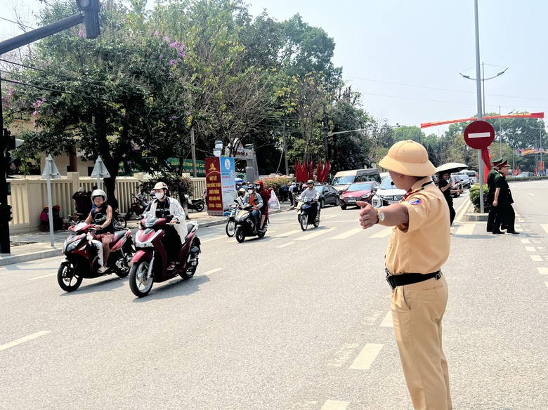 CSGT Điện Bi&ecirc;n căng m&igrave;nh dưới nắng n&oacute;ng ph&acirc;n luồng giao th&ocirc;ng dịp cao điểm- Ảnh 8.