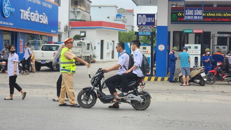 C&ocirc;ng an lập chốt giờ tan học, xử l&yacute; nhiều học sinh vi phạm giao th&ocirc;ng- Ảnh 1.