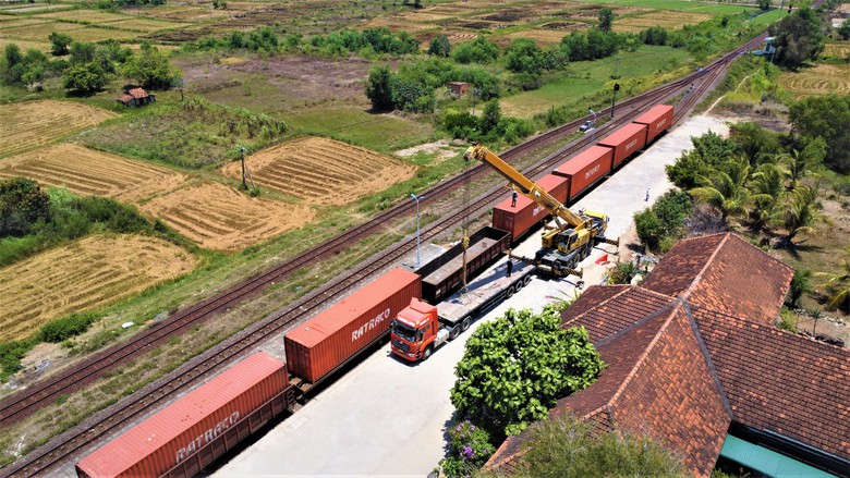 Kh&aacute;ch h&agrave;ng được miễn ph&iacute; trung chuyển h&agrave;ng h&oacute;a qua hầm đường sắt sạt lở- Ảnh 2.