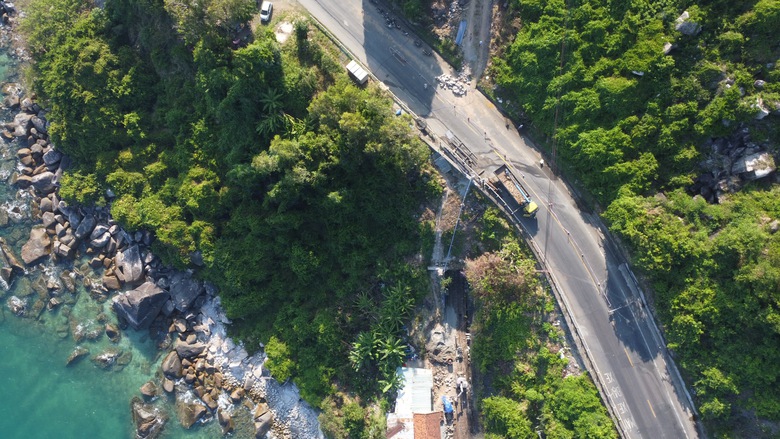 Chuyến t&agrave;u đầu ti&ecirc;n qua hầm đường sắt đ&egrave;o Cả sau sự cố sạt lở- Ảnh 6.