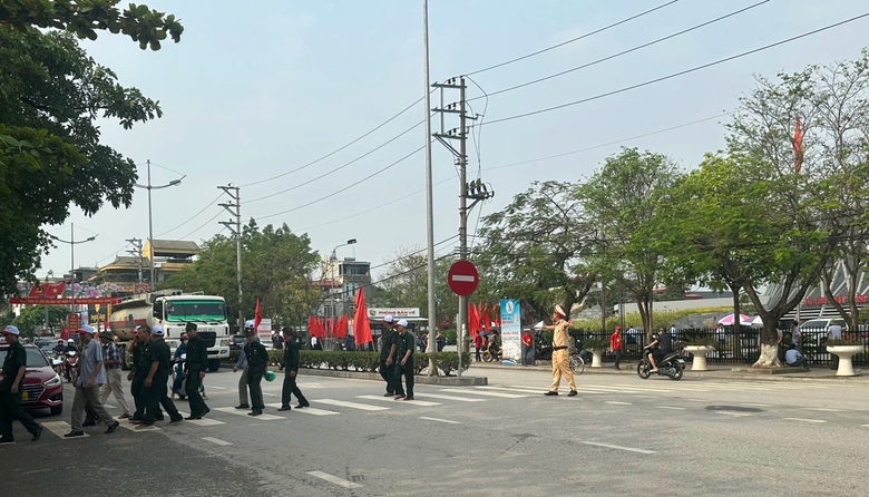 CSGT Điện Bi&ecirc;n căng m&igrave;nh dưới nắng n&oacute;ng ph&acirc;n luồng giao th&ocirc;ng dịp cao điểm- Ảnh 5.