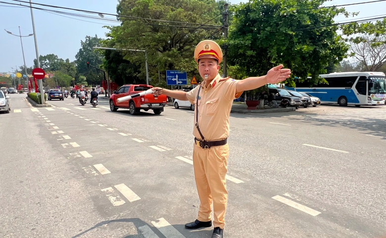 CSGT Điện Bi&ecirc;n căng m&igrave;nh dưới nắng n&oacute;ng ph&acirc;n luồng giao th&ocirc;ng dịp cao điểm- Ảnh 7.