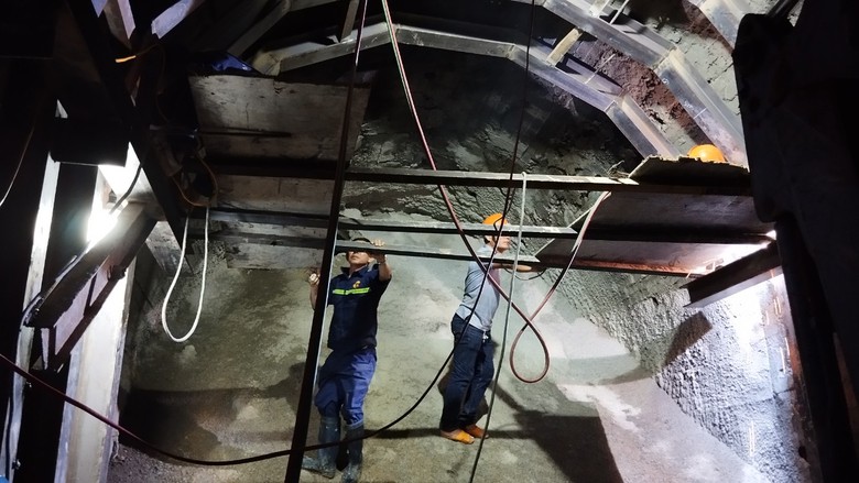 Khoan th&ocirc;ng lỗ kh&iacute;, đẩy tiến độ khắc phục hầm đường sắt Đ&egrave;o Cả- Ảnh 2.