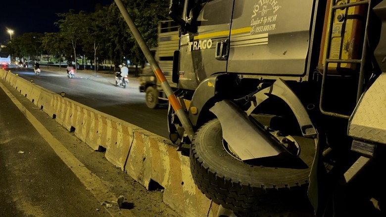 Xe ben mất l&aacute;i t&ocirc;ng n&aacute;t dải ph&acirc;n c&aacute;ch, nhiều người hoảng loạn- Ảnh 2.