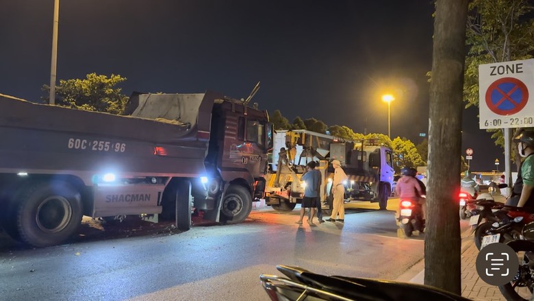 Xe ben mất l&aacute;i t&ocirc;ng n&aacute;t dải ph&acirc;n c&aacute;ch, nhiều người hoảng loạn- Ảnh 3.