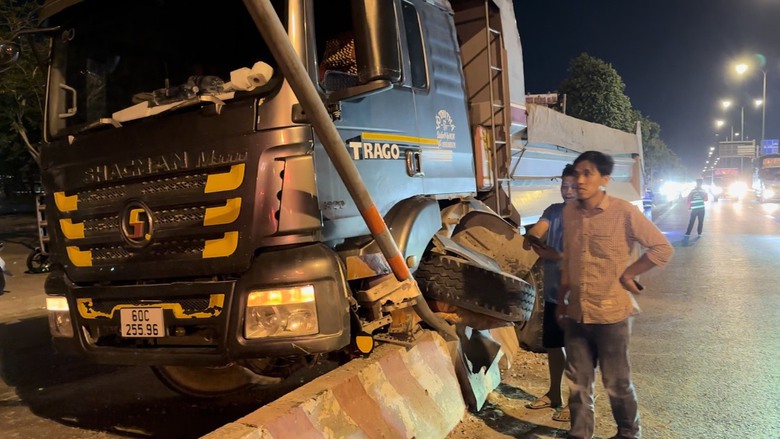 Xe ben mất l&aacute;i t&ocirc;ng n&aacute;t dải ph&acirc;n c&aacute;ch, nhiều người hoảng loạn- Ảnh 1.