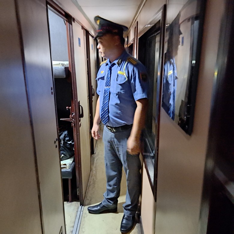 H&agrave;nh kh&aacute;ch cười tươi tr&ecirc;n chuyến t&agrave;u kh&aacute;ch đầu ti&ecirc;n sau th&ocirc;ng hầm Đ&egrave;o Cả- Ảnh 4.