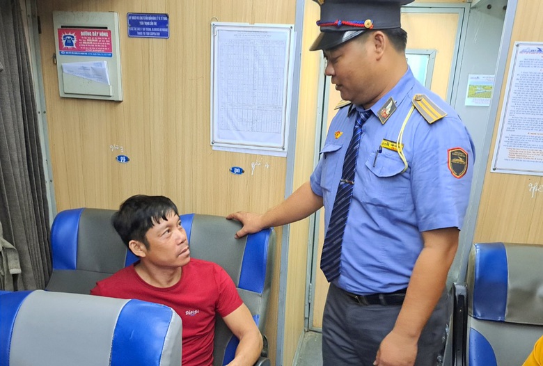 H&agrave;nh kh&aacute;ch cười tươi tr&ecirc;n chuyến t&agrave;u kh&aacute;ch đầu ti&ecirc;n sau th&ocirc;ng hầm Đ&egrave;o Cả- Ảnh 2.