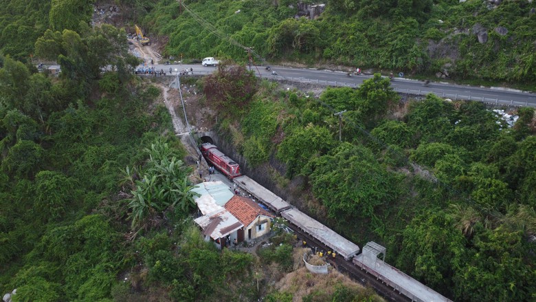 Chuyến t&agrave;u đầu ti&ecirc;n qua hầm đường sắt đ&egrave;o Cả sau sự cố sạt lở- Ảnh 2.