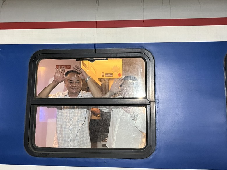 H&agrave;nh kh&aacute;ch cười tươi tr&ecirc;n chuyến t&agrave;u kh&aacute;ch đầu ti&ecirc;n sau th&ocirc;ng hầm Đ&egrave;o Cả- Ảnh 1.