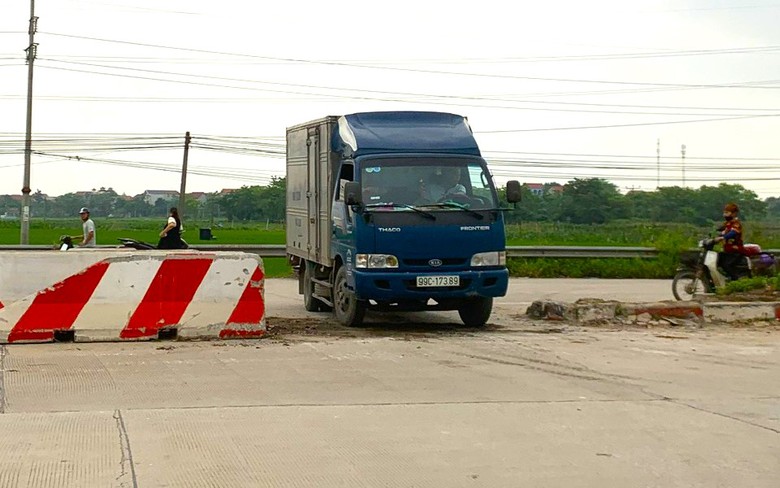 Khắc phục xong bất cập tại điểm quay đầu xe trước trạm thu ph&iacute; BOT cầu Hồ- Ảnh 1.