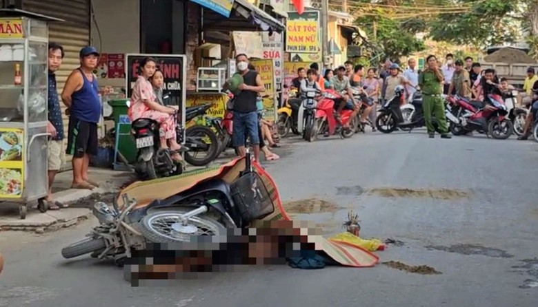Hiện trường vụ tai nạn khiến một người đ&agrave;n &ocirc;ng tử vong tại chỗ.