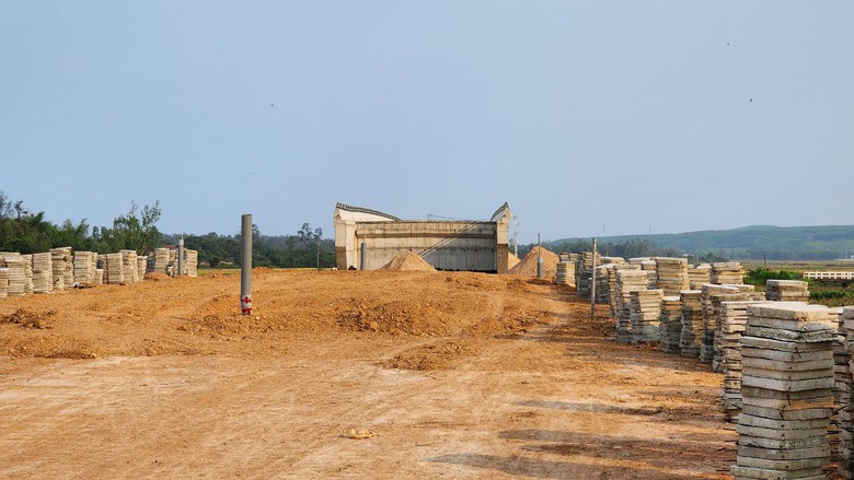 Công trường dự án đường ven biển gần 1.200 tỷ vắng lặng- Ảnh 14. Công trường dự án đường ven biển gần 1.200 tỷ vắng lặng- Ảnh 14.