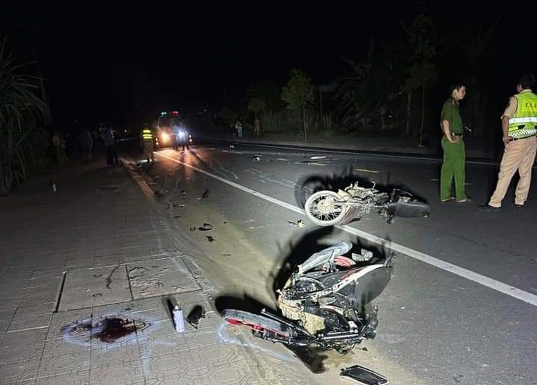 Bị xe m&aacute;y t&ocirc;ng khi đang đứng n&oacute;i chuyện, 2 người tử vong, 1 người trọng thương- Ảnh 2.