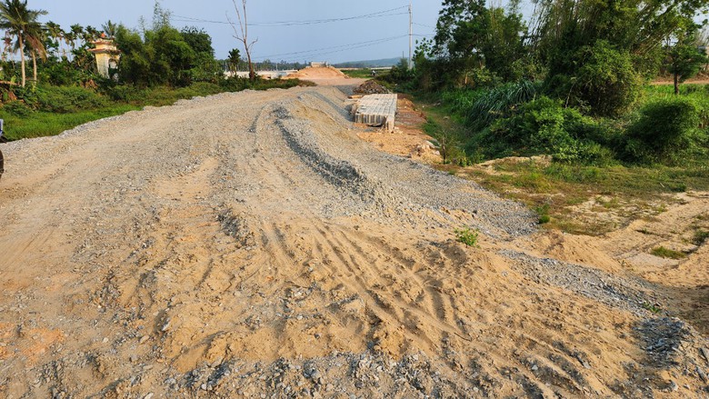 Công trường dự án đường ven biển gần 1.200 tỷ vắng lặng- Ảnh 6. Công trường dự án đường ven biển gần 1.200 tỷ vắng lặng- Ảnh 6.