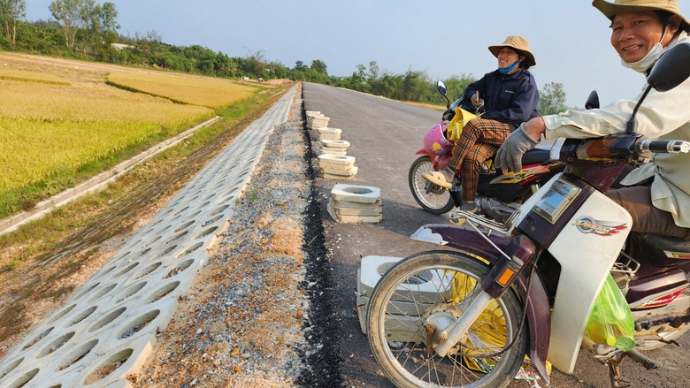 Công trường dự án đường ven biển gần 1.200 tỷ vắng lặng- Ảnh 10. Công trường dự án đường ven biển gần 1.200 tỷ vắng lặng- Ảnh 10.