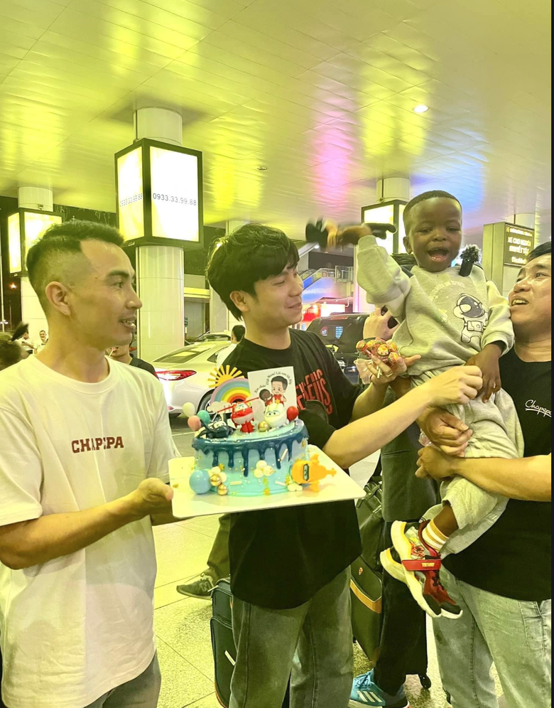 H&agrave;nh tr&igrave;nh "idol nh&iacute;" L&ocirc;i Con được Quang Linh Vlogs đưa về thăm Việt Nam- Ảnh 7.