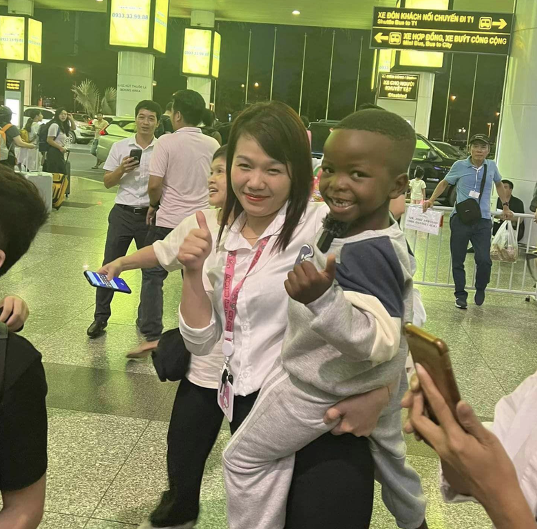 H&agrave;nh tr&igrave;nh "idol nh&iacute;" L&ocirc;i Con được Quang Linh Vlogs đưa về thăm Việt Nam- Ảnh 6.