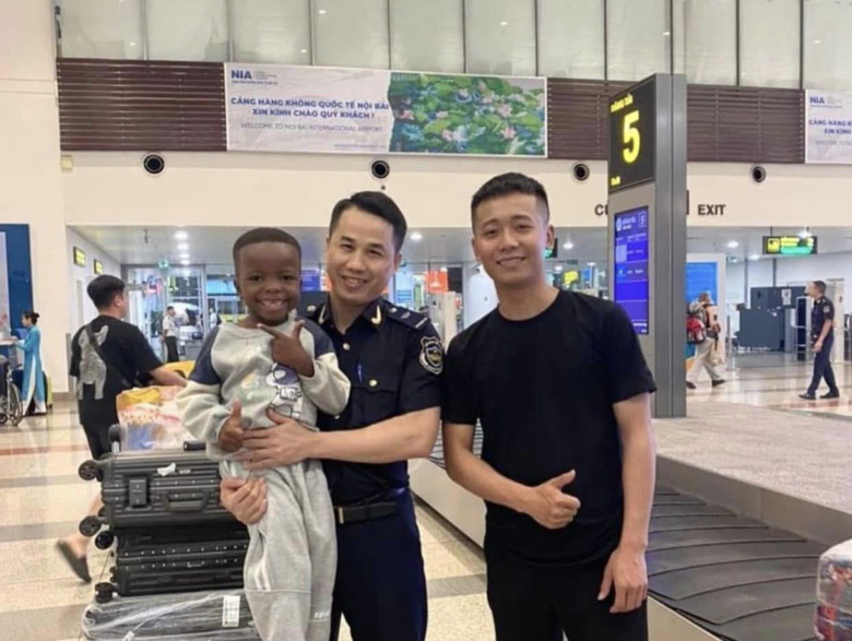 H&agrave;nh tr&igrave;nh "idol nh&iacute;" L&ocirc;i Con được Quang Linh Vlogs đưa về thăm Việt Nam- Ảnh 5.