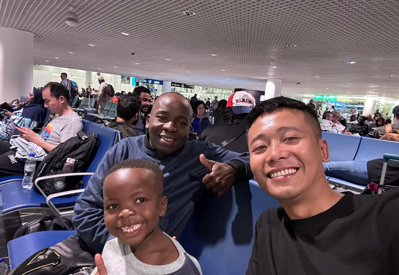 H&agrave;nh tr&igrave;nh "idol nh&iacute;" L&ocirc;i Con được Quang Linh Vlogs đưa về thăm Việt Nam- Ảnh 10.