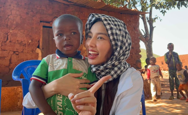 H&agrave;nh tr&igrave;nh "idol nh&iacute;" L&ocirc;i Con được Quang Linh Vlogs đưa về thăm Việt Nam- Ảnh 1.