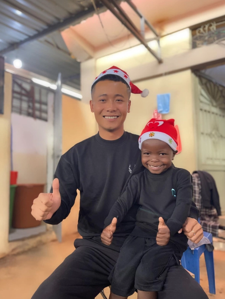 H&agrave;nh tr&igrave;nh "idol nh&iacute;" L&ocirc;i Con được Quang Linh Vlogs đưa về thăm Việt Nam- Ảnh 2.