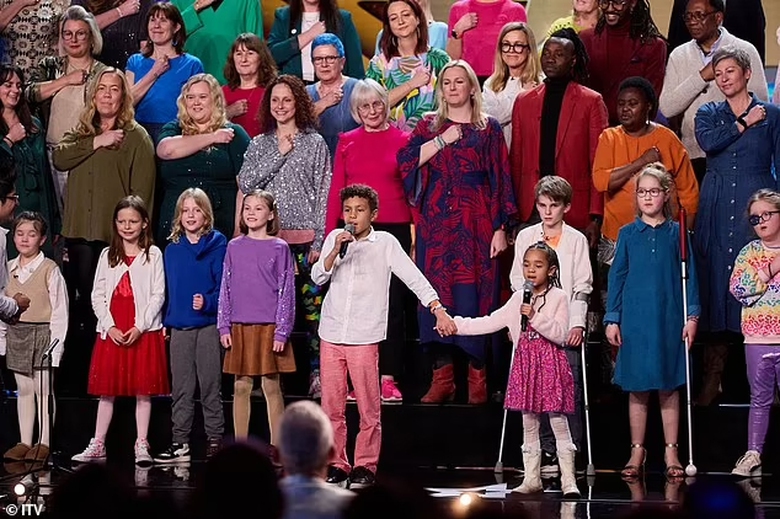 Clip: M&agrave;n tr&igrave;nh diễn g&acirc;y sốt của cậu b&eacute; 8 tuổi bị u n&atilde;o tại Britain's Got Talent- Ảnh 2.