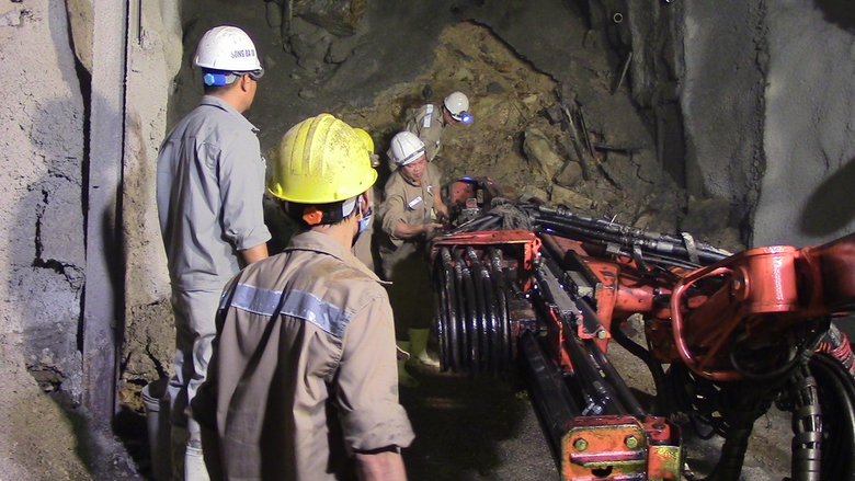 Tăng mũi thi c&ocirc;ng gia cố hầm đường sắt đ&egrave;o Cả- Ảnh 1.