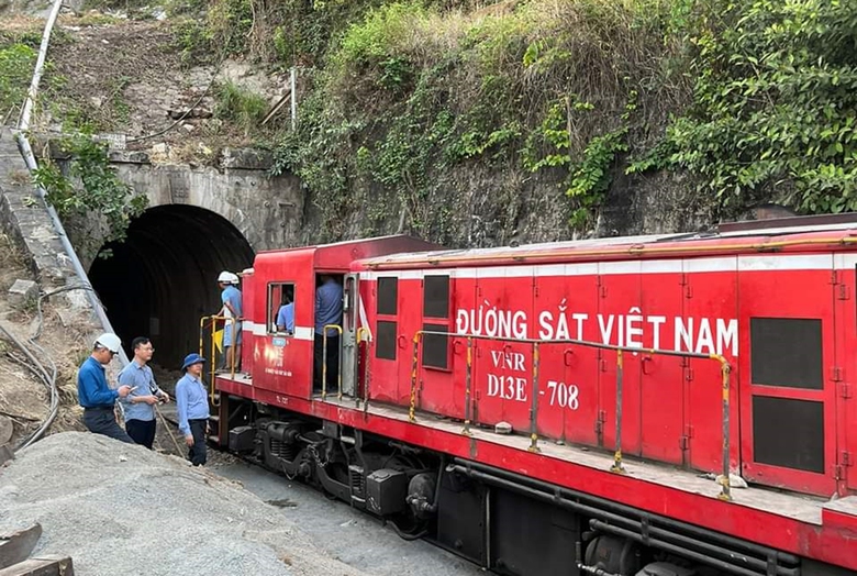 Tăng mũi thi c&ocirc;ng gia cố hầm đường sắt đ&egrave;o Cả- Ảnh 2.