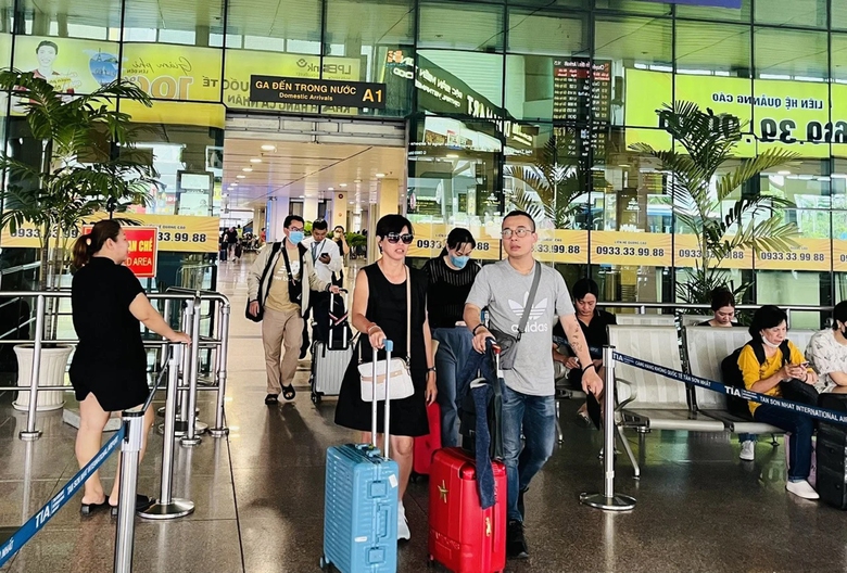 Lưỡng lự đi du lịch dịp lễ v&igrave; gi&aacute; v&eacute; m&aacute;y bay cao- Ảnh 1.