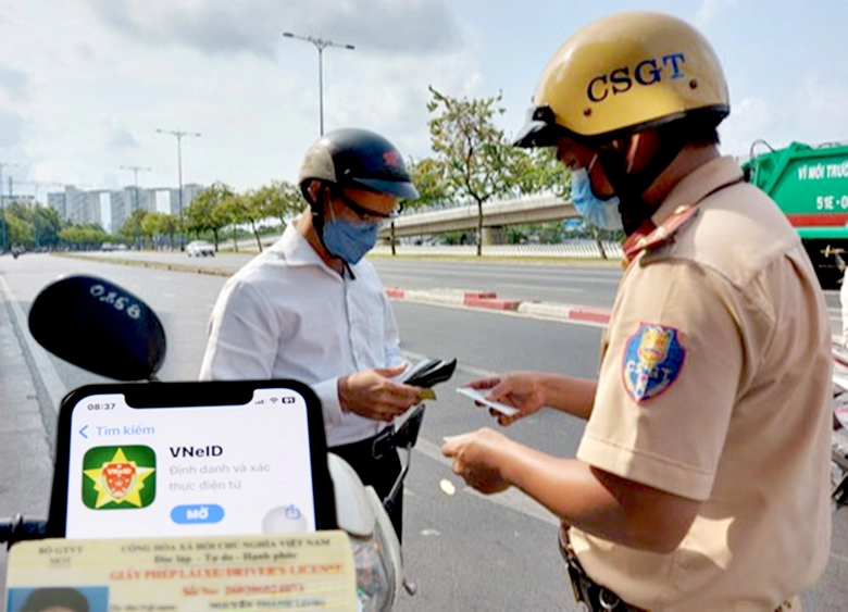 C&oacute; phải xuất tr&igrave;nh GPLX khi đ&atilde; t&iacute;ch hợp v&agrave;o VNeID?- Ảnh 1.