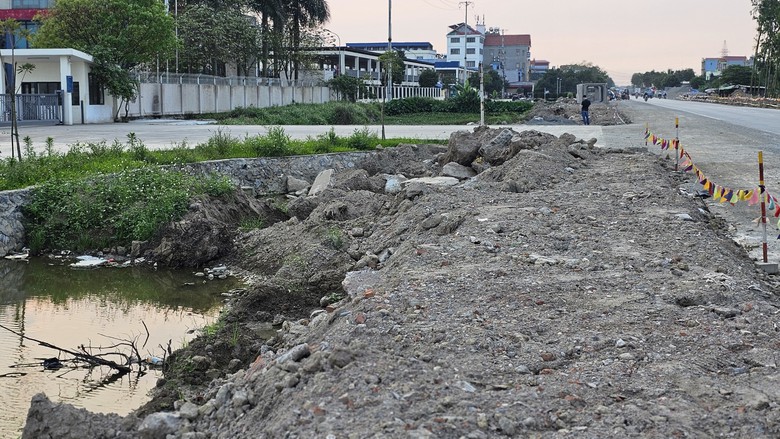 Hải Dương: Ngổn ngang c&ocirc;ng trường đường tỉnh 391, nghi vấn g&acirc;y nứt nh&agrave; d&acirc;n- Ảnh 13.