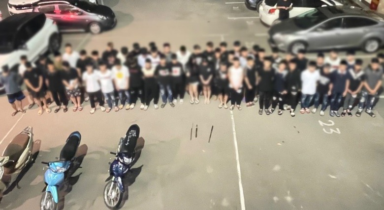 H&agrave; Nội: Bắt khẩn cấp 34 đối tượng mang hung kh&iacute;, g&acirc;y rối tr&ecirc;n phố- Ảnh 1.