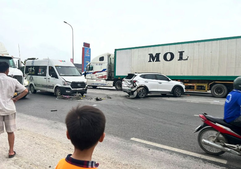 Hiện trường xảy ra vụ TNGT li&ecirc;n ho&agrave;n giữa bốn xe &ocirc; t&ocirc; khiến hai học sinh bị thương.