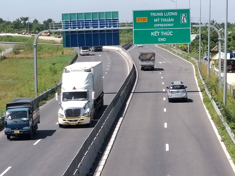 Bổ sung ti&ecirc;u phản quang tr&ecirc;n dải ph&acirc;n c&aacute;ch cao tốc Trung Lương - Mỹ Thuận- Ảnh 1.